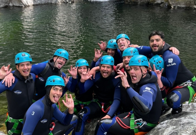 Un grupo de amigos disfrutando del cañón 