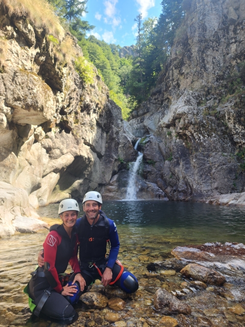  Una pareja disfrutando del descenso del cañón del Alto Borne 