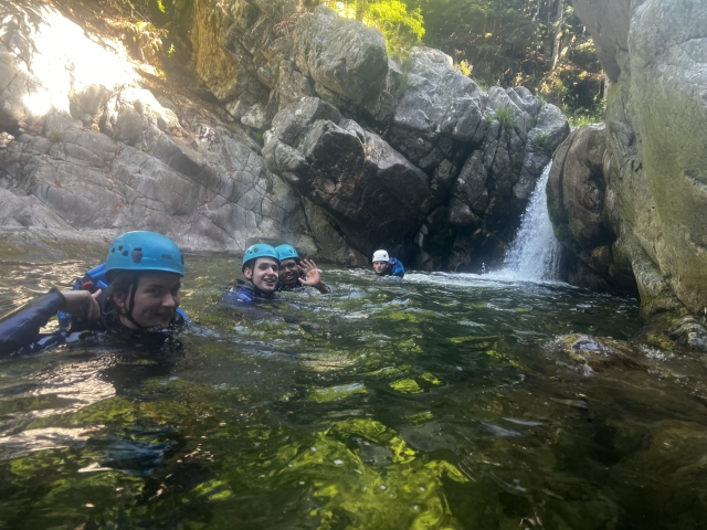  Nadar en las piscinas naturales de Hau 
