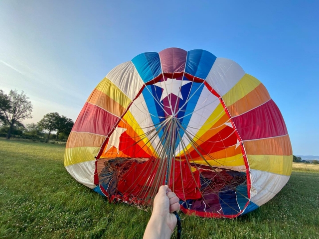  Mire cómo se infla el globo con su aeronauta 