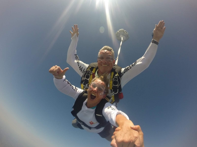  Con su instructor, descubre el salto en paracaídas 