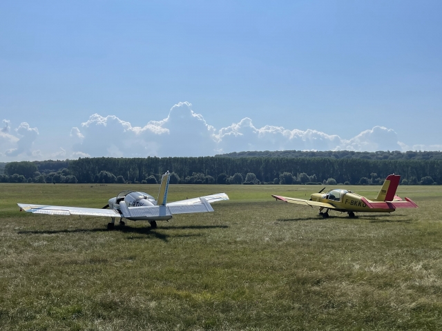  Dos aviones listos para despegar 