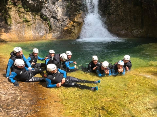  ¡Paisajes sublimes con vista a cascadas, piscinas naturales y vegetación verde!