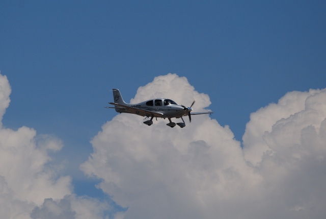  Avión captado en el cielo