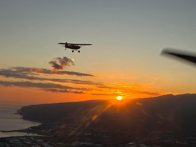  Vuelo en ultraligero al atardecer 
