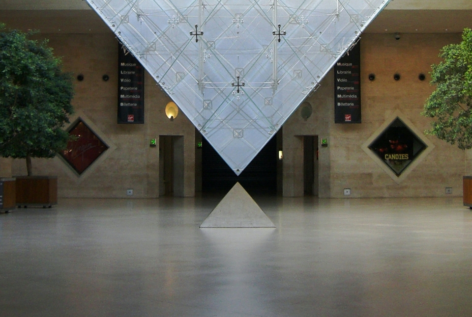 La entrada al museo justo debajo de la pirámide de cristal La entrada al museo justo debajo de la pirámide de cristal