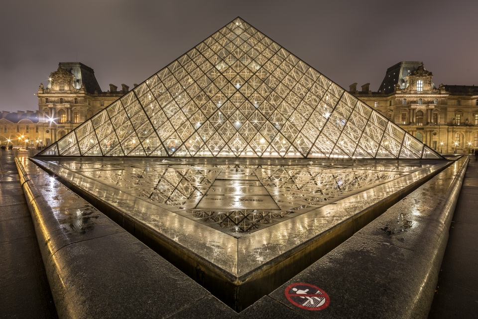 La pirámide del Louvre La pirámide del Louvre