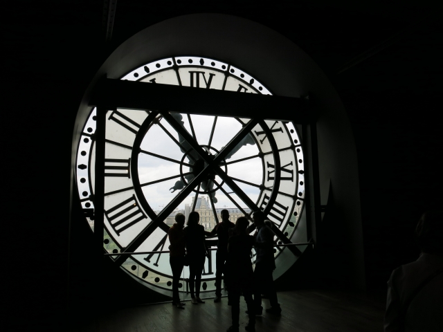  Una vista de París desde el interior del reloj 