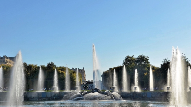  Las fuentes salpicadas en el parque 