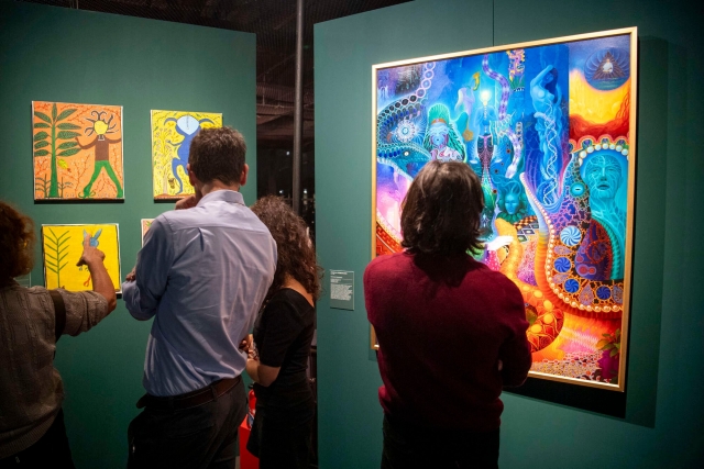 Maravíllese anle los colores vibrantes