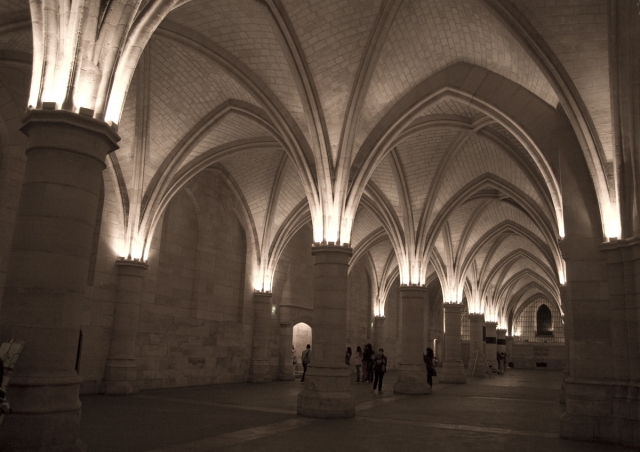 Pase bajo los arcos de la Conciergerie 
