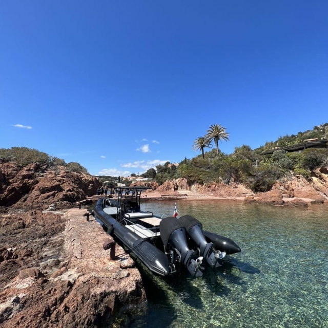  Una parada en una de las calas de aguas azules 
