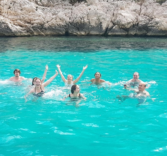  Disfruta de un baño en el agua azul