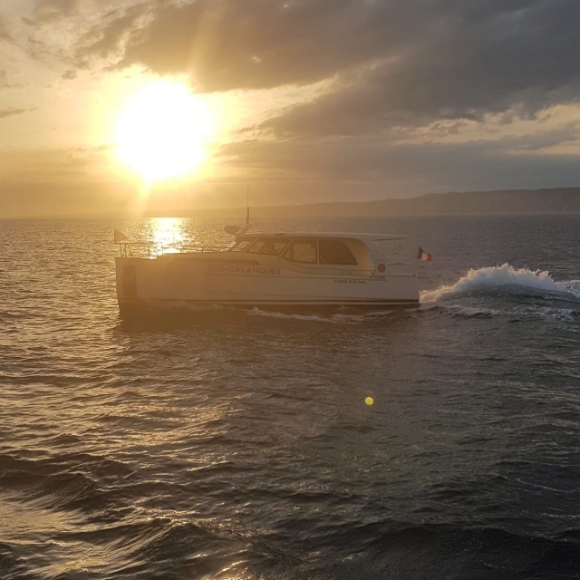 Paseo en barco híbrido 