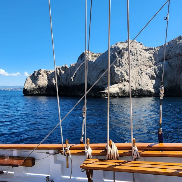 Admire las calas desde el barco 