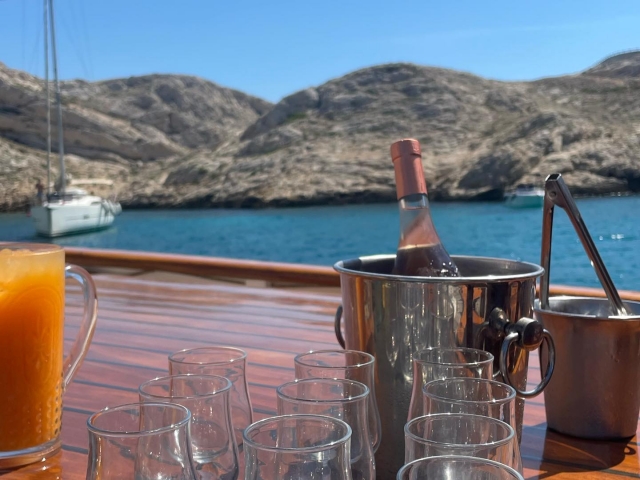  Disfrule de un aperitivo servido a bordo 