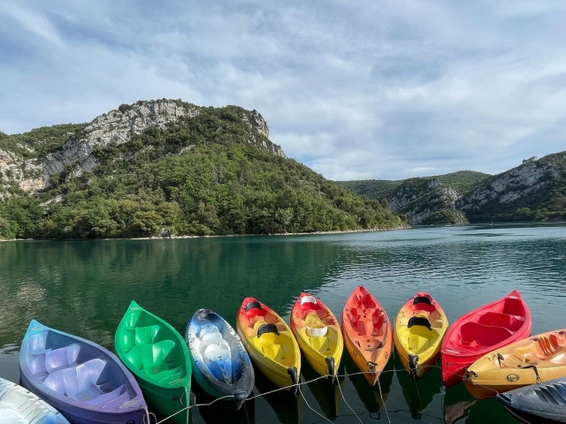  Súbele a uno de los kayaks 
