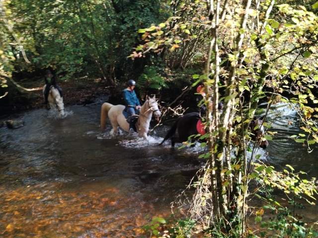  Cruzar un arroyo en el valle de Trieu