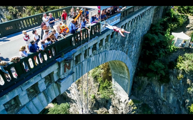  Salto de bungee en los Altos Pirineos