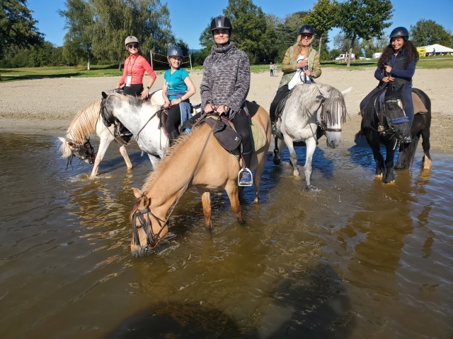 Pbaños a caballo por los estanques 