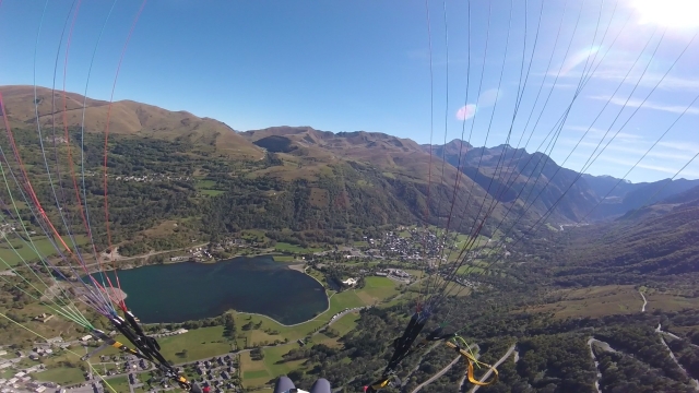  Disfrule de un bautismo en parapenle en el valle de Louron