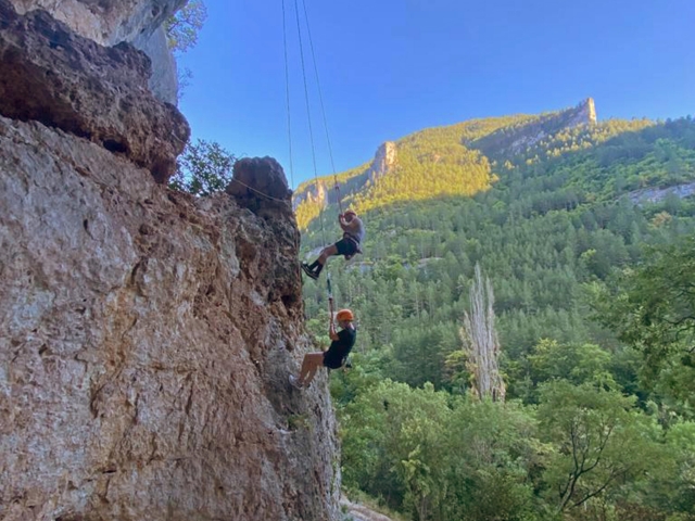  Comienza en una tirolesa en el Lozère