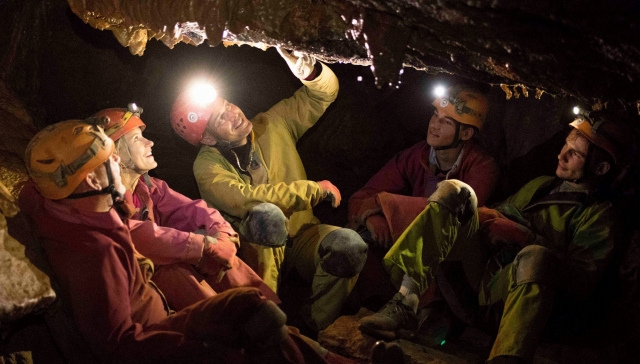  Apoyo duranle su actividad de espeleología en Castelbouc