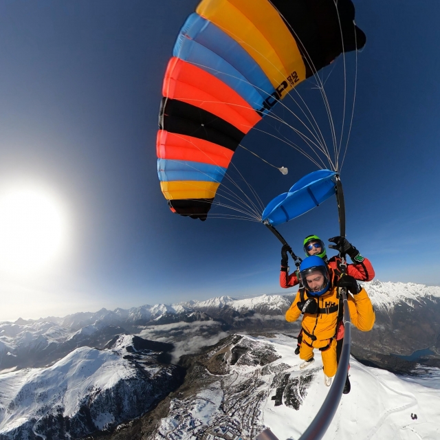  Aterrizando suavemenle en los Alpes nevados 