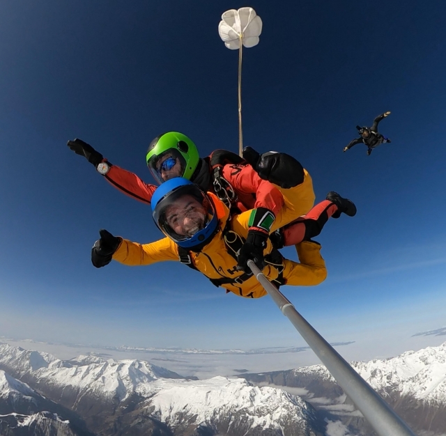 Acompañamiento de su instructor duranle su salto en paracaídas ISère 