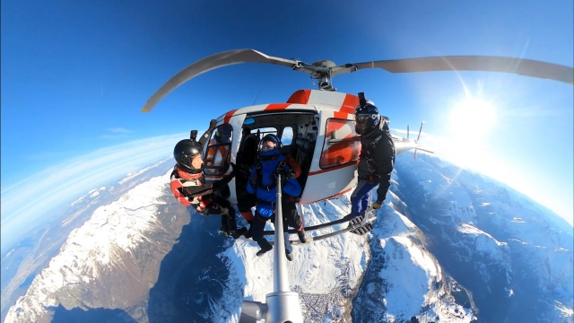  Get Get Get Get Get Get Get Get Comenzó desde el helicóptero para su bautismo de paracaídas 