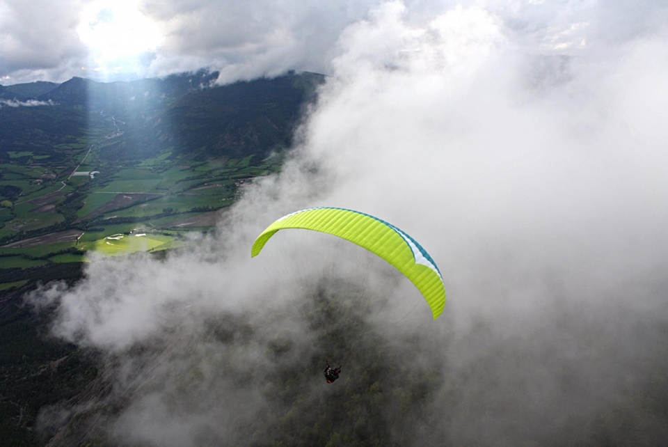 Una actividad extraordinaria en el cielo de Millau Una actividad extraordinaria en el cielo de Millau