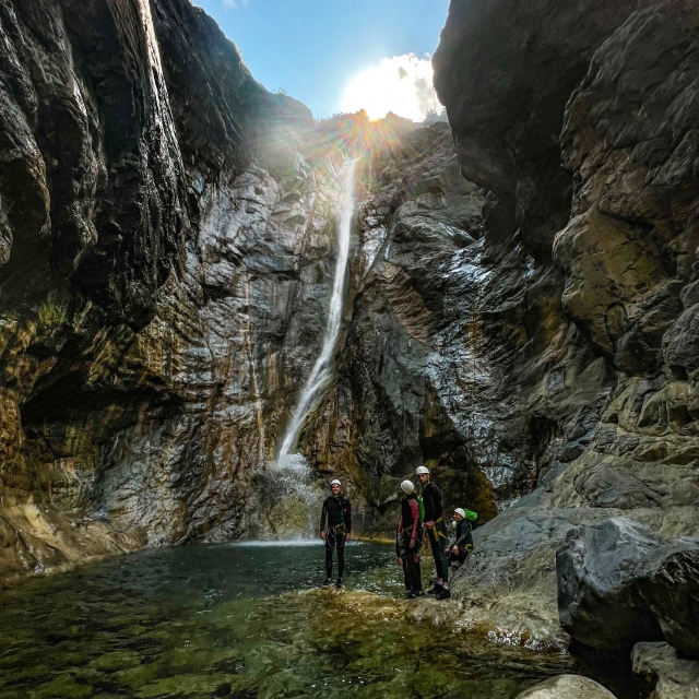 Las cascadas duranle el cañón en la Reunión 