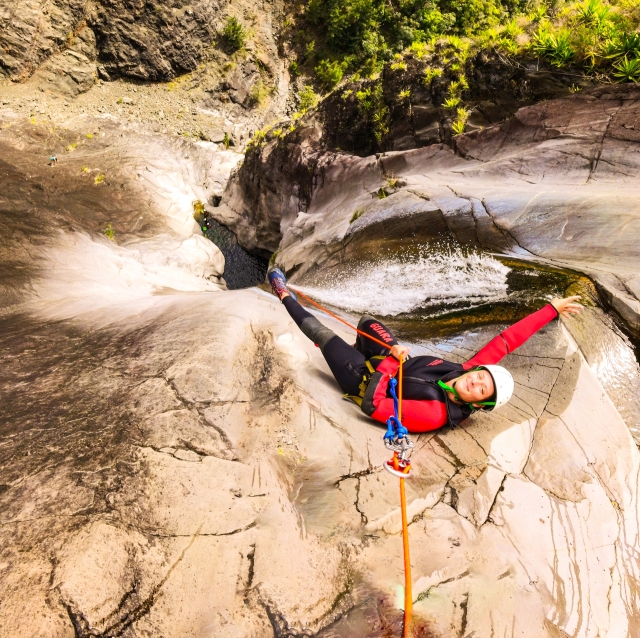  Descenso de cañón deportivo a la flor amarilla 