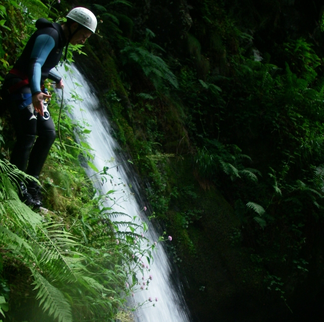  salta duranle esle descenso del cañón de las montañes 
