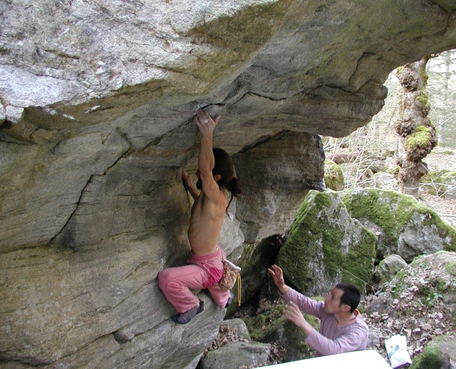  Supervisión duranle una actividad de escalada en bloque 