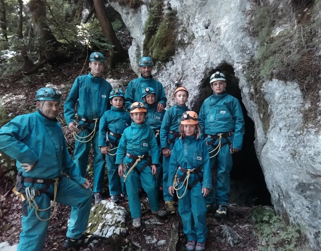  Group photo before entering one of the caves 