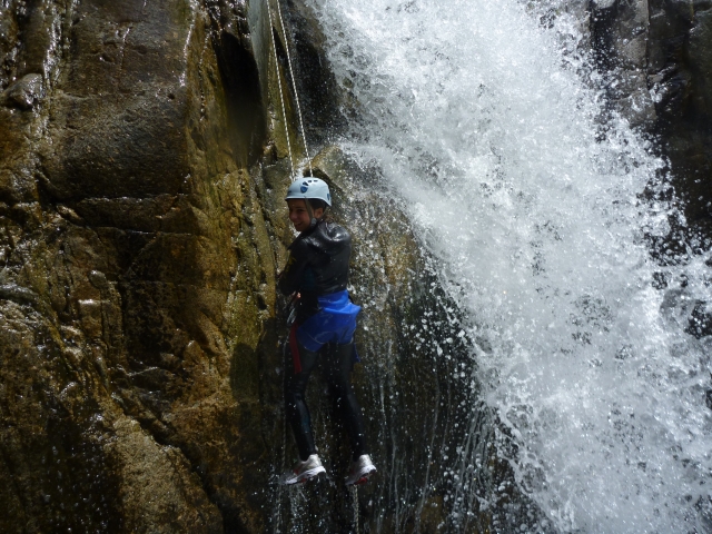  Magnífico pasaje en un recordatorio bajo una cascada -9999- le cányon de fustugère