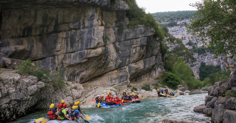  también admire los paisajes rocosos que te rodean 