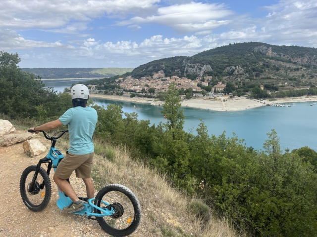 E-Trott en las alturas del lago Sainte-Croix 