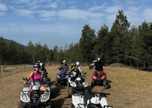 Cuatrimotos cruzando la finca privada cerca del lago de Thorenc