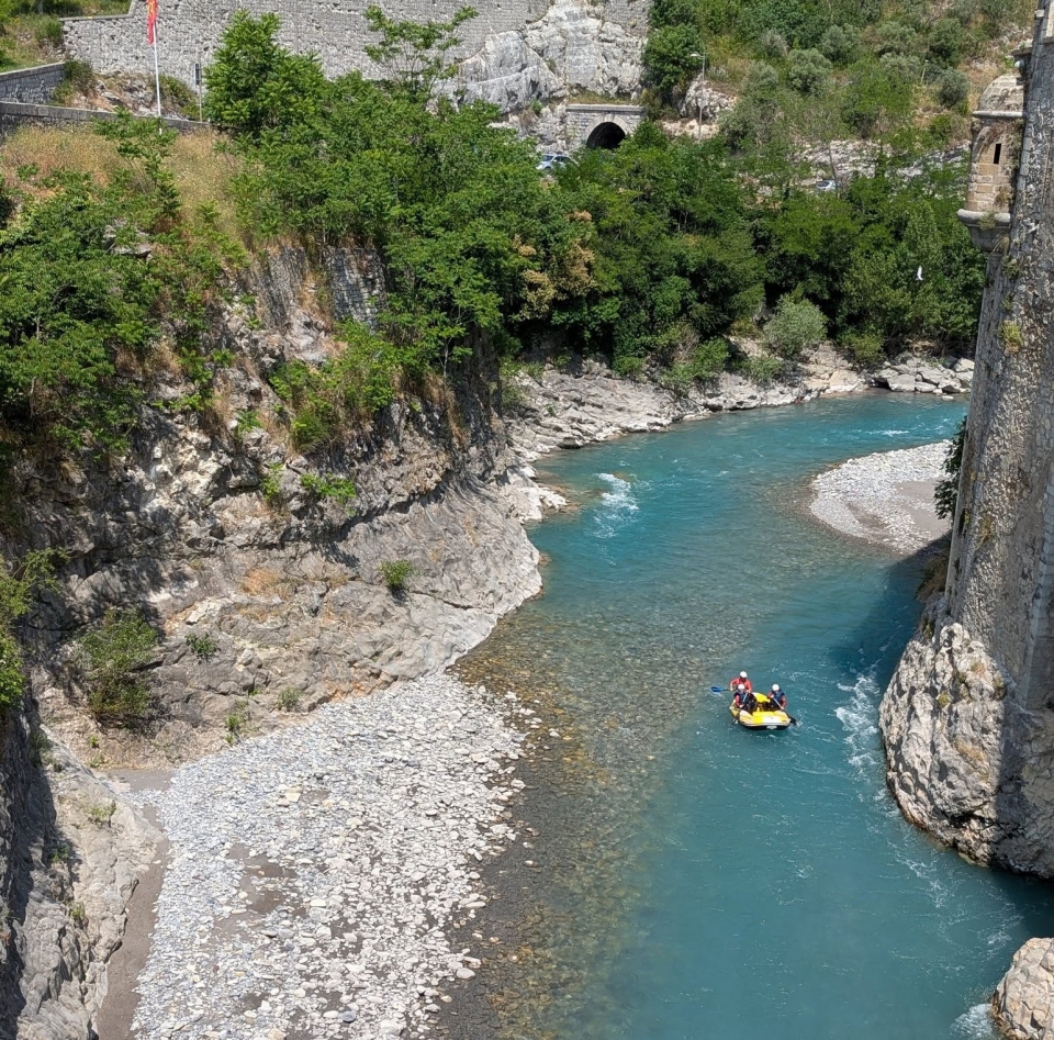 Una naturaleza hermosa y salvaje como marco para su día de rafting Una naturaleza hermosa y salvaje como marco para su día de rafting