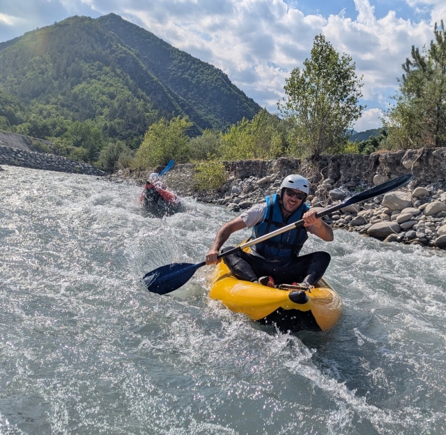 Ponerse en kayak-Raft en el día de la mitad del varío