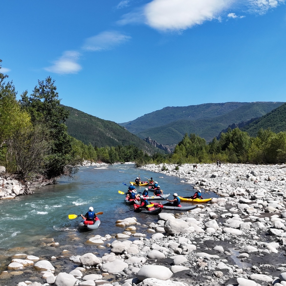  navegación en las aguas turquesas varias varias de la var río