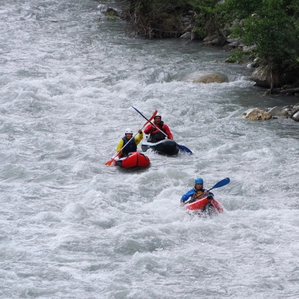  enfrente el río Var en compañía de sus amigos y familiares 