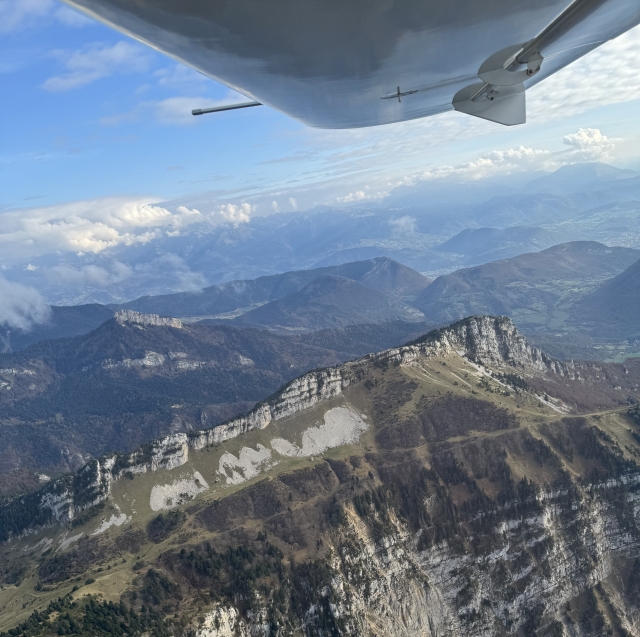  Bajo un panorama de los Alpes 