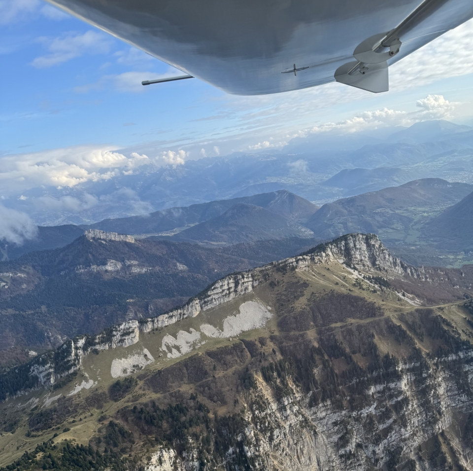  Bajo un panorama de los Alpes 