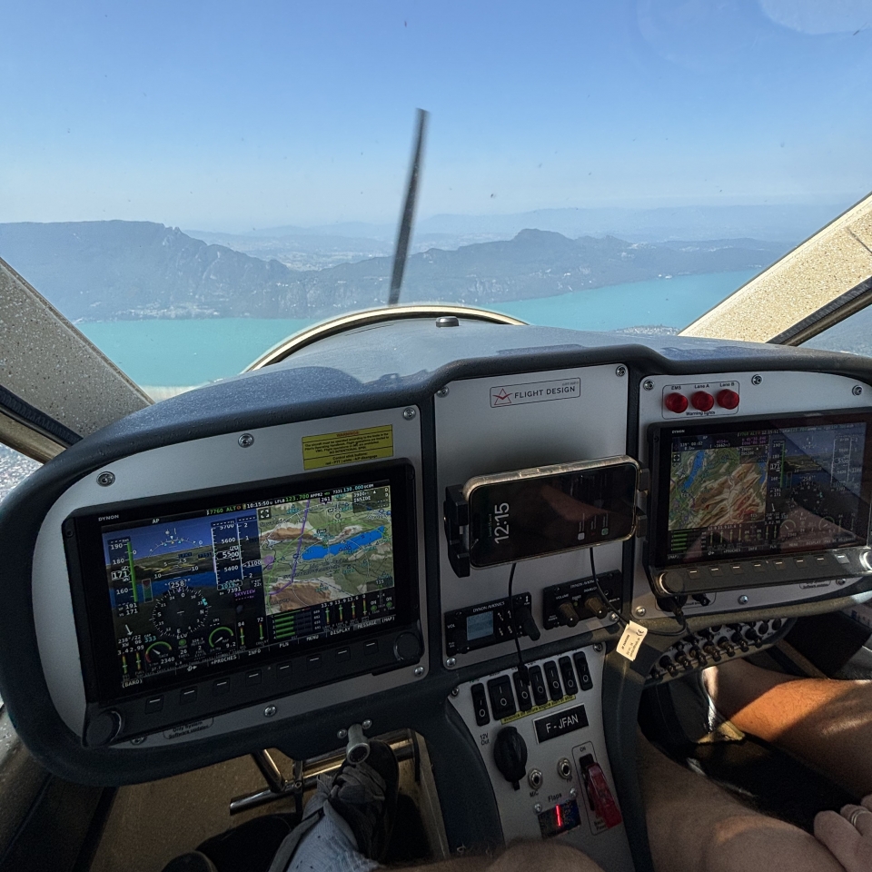  in the ULM cockpit with a view of the lake 