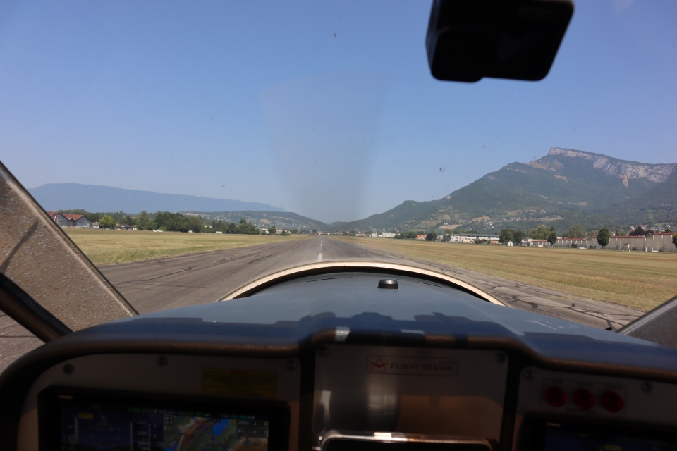  to takeoff of the Challes-les-Eaux aerodrome 