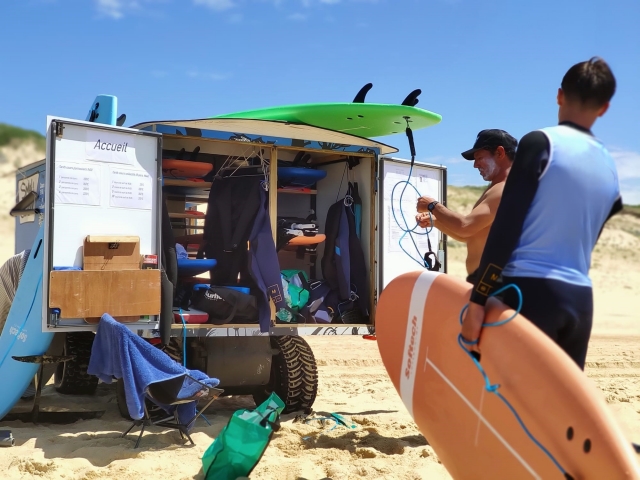 Nuestro Surf Truck nos permite movernos por la playa cómodamente 
