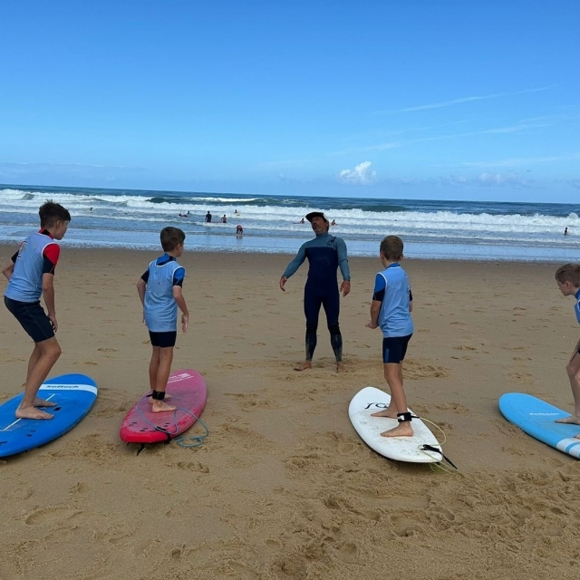  Nada mejor para descubrir el surf que una clase con un instructor titulado 